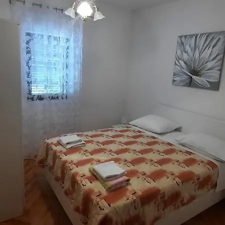 Apartment Ana Bilota Seget Vranjica