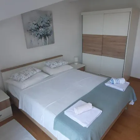 Apartment Ana Bilota Seget Vranjica